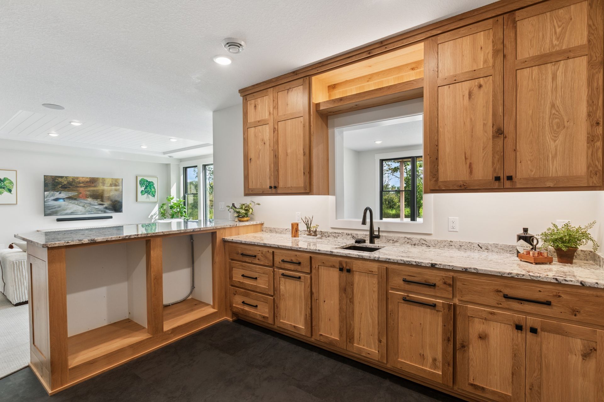 Wet bar with lots of cabinets